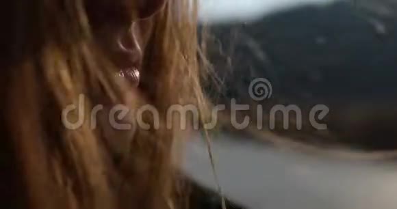 女孩嘴唇紧闭女人的嘴唇头发在风中飘扬风和头发视频的预览图