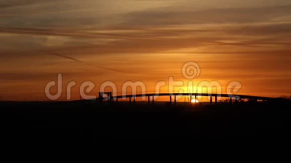 英国肯特郡谢皮岛大桥日落景观视频的预览图
