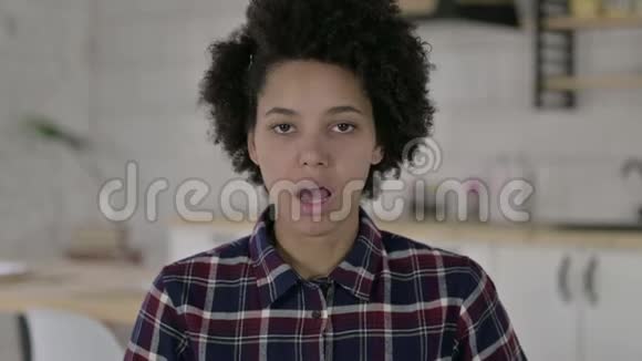 病态非裔美国妇女咳嗽的画像视频的预览图