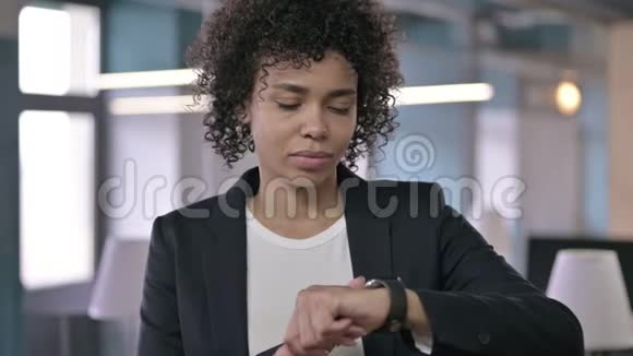 非洲女商人使用智能手表的肖像视频的预览图