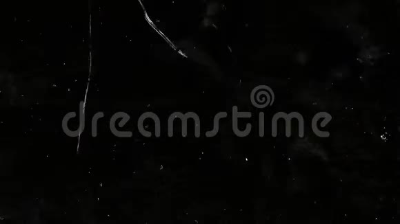在黑色背景上闪烁的划痕和皮棉模仿一部旧电影的变质框架视频的预览图