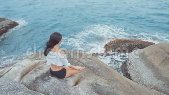 坐在海洋边沉思的女人视频的预览图