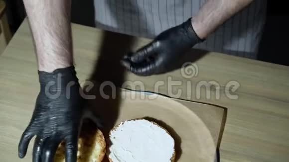 厨师准备汉堡厨师在汉堡上涂抹奶油酱视频的预览图