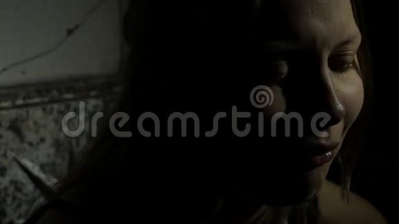 美丽悲伤的少女在夜里哭泣4UHDK视频的预览图