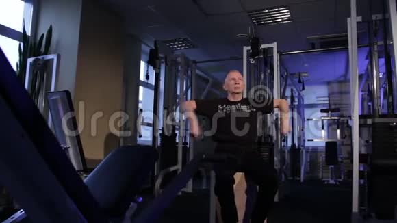 一个同龄人在健身房为手臂做联合体操前臂旋转复制空间视频的预览图