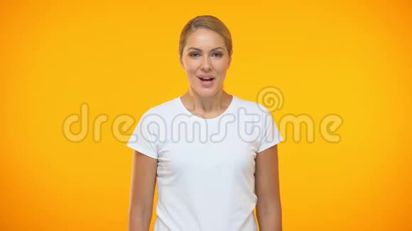 穿着白色t恤的漂亮女性展示了是的手势成就标志成功视频的预览图