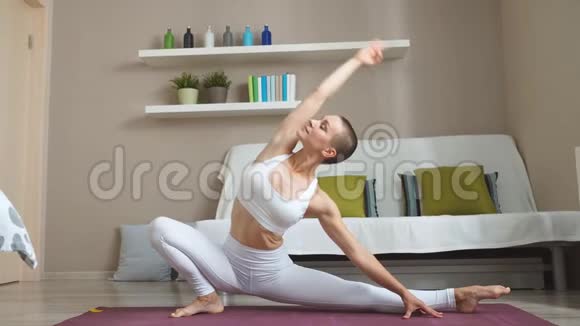 有魅力的女士在家做瑜伽练习视频的预览图
