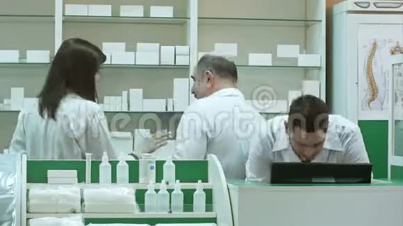 在药店工作的专业药剂师和药剂技师视频的预览图