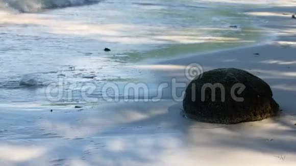 海滩上的海岸海浪沙子上的水卷视频的预览图