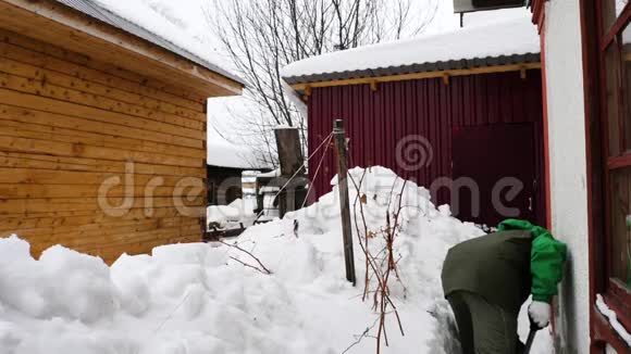 人打扫房子附近的雪视频的预览图