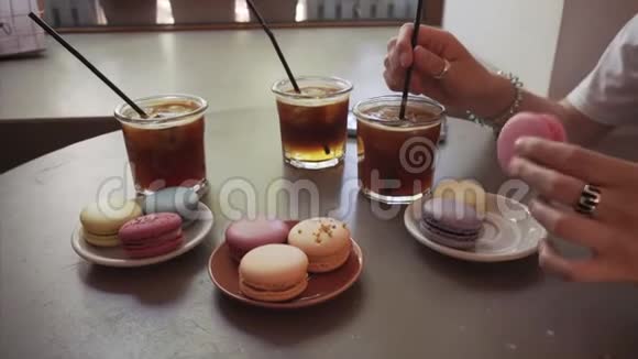 接近一个女孩吃法国通心粉和喝浓咖啡滋补饮料视频的预览图