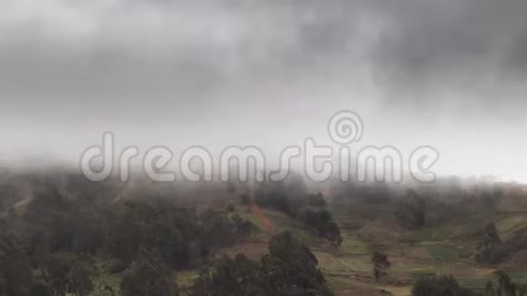 雾和乌云很快穿过玻利维亚安第斯山脉视频的预览图