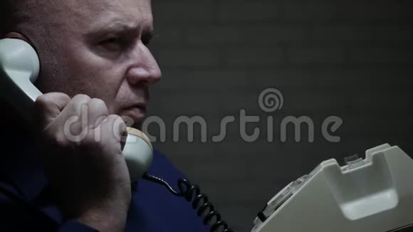办公室加班用旧电话交谈的商人形象视频的预览图