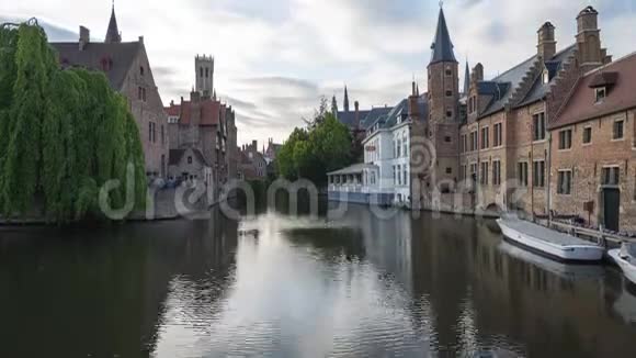 比利时布鲁日的布鲁日天际线和运河的延时视频视频的预览图