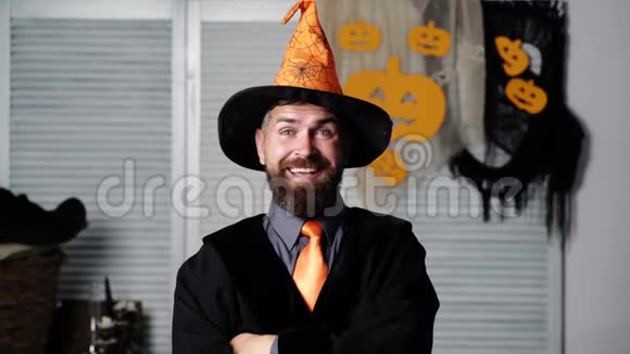 万圣节派对和滑稽的巫师万圣节背景神奇的帽子戴着橙色帽子的蓄胡子男人扬起眉毛视频的预览图