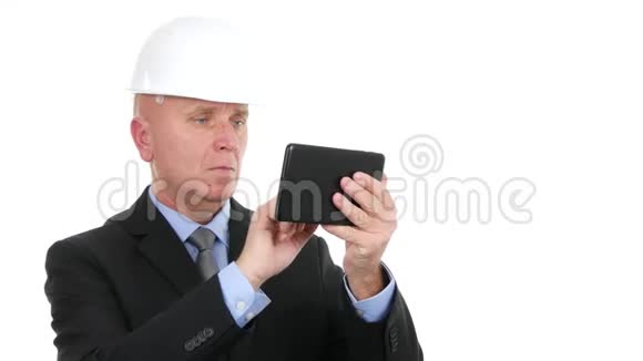 正经商人戴头盔用平板电脑上网交流文字视频的预览图
