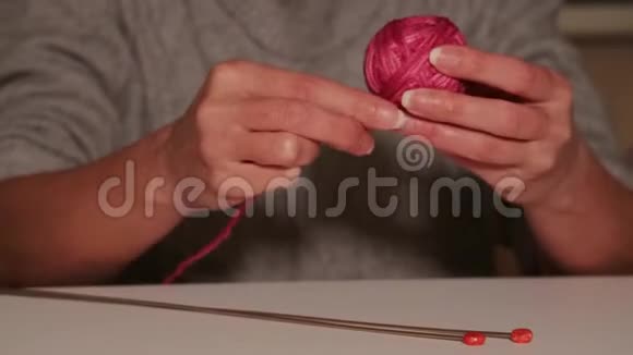 女人的手轴充满紫罗兰色的线业余爱好手工艺品前景水平构成视频的预览图