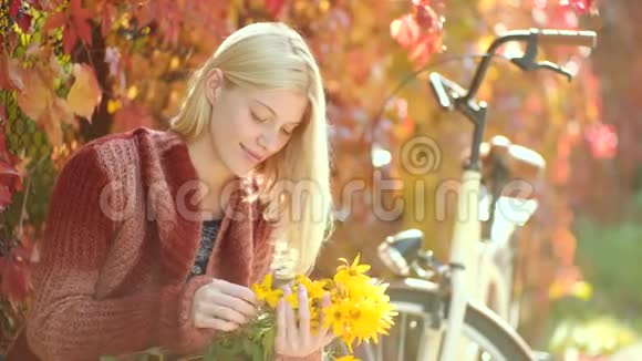 有黄色浮子的女人秋天快乐的女孩和快乐穿着针织毛衣留着长发的梦幻女孩秋天的女人视频的预览图