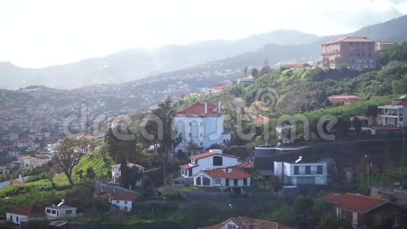 鸟瞰Funchal首都马德拉岛美丽的小镇坐落在群山之中视频的预览图