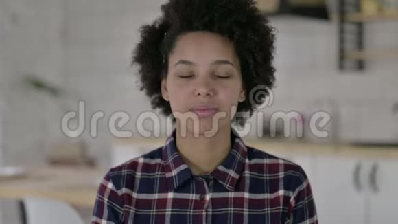 非洲裔美国妇女的肖像显示Ok标志视频的预览图