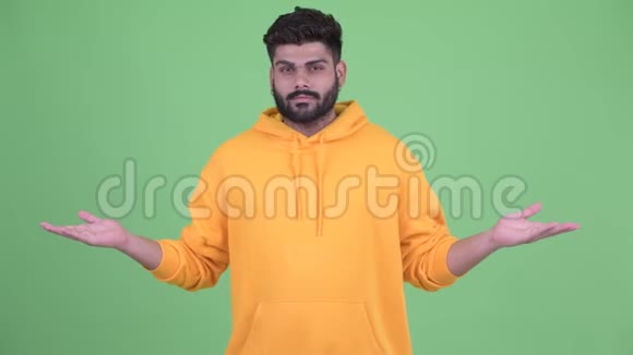 快乐的年轻体重超重留着胡子的印度男人视频的预览图