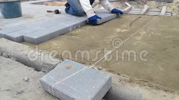 工人在沙质表面安装大型混凝土砌块10s视频的预览图