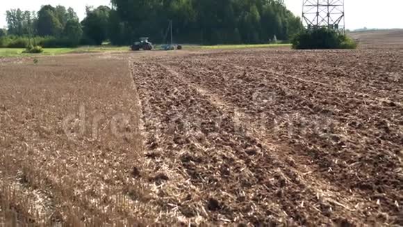 拖拉机盘茬地农业机械耕作农田土壤视频的预览图