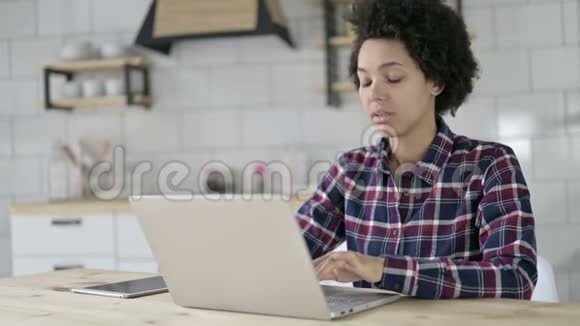 非洲裔美国妇女在办公室有头痛视频的预览图