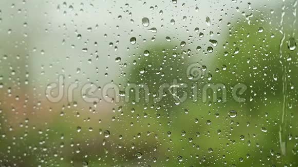 雨天雨点落在窗户上视频的预览图