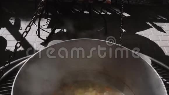 立式锅海鲜菜汤放在一个黑色大锅街上特写视频的预览图