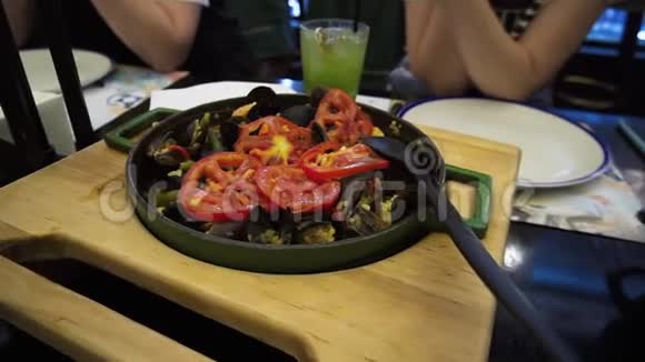 传统的西班牙海鲜饭锅中有海鲜和蔬菜视频的预览图