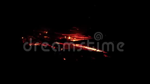 在火里燃烧原木视频的预览图