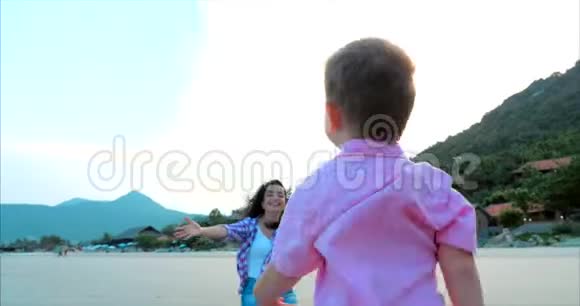 特写妈妈抱吻儿子儿子跑进妈妈怀里拥抱妈妈快乐的孩子冲进视频的预览图