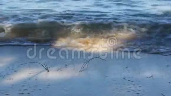 海滩上的海岸海浪沙子上的水卷视频的预览图