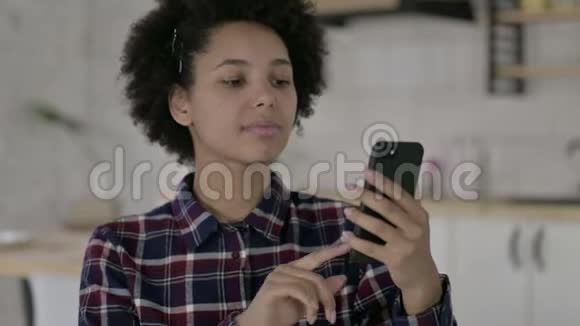 非裔美国女性在智能手机上获得惊喜视频的预览图