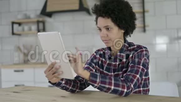 心烦意乱的非裔美国妇女对平板电脑感到震惊视频的预览图