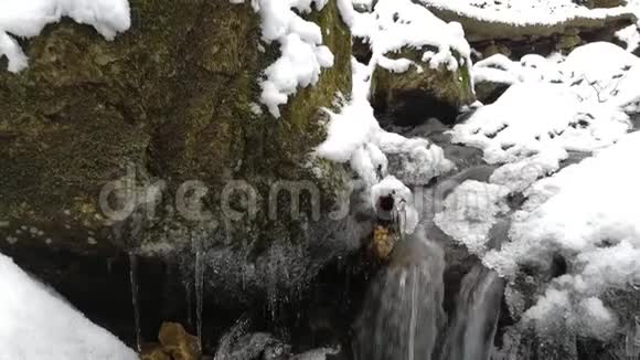 关闭冰冻瀑布的拍摄视频的预览图