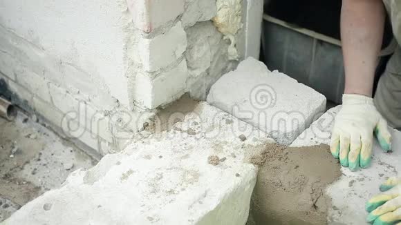 男人手在硅酸盐砌块上抹水泥砂浆视频的预览图
