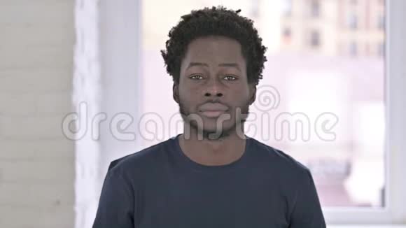 美国黑人男子在镜头指指点点的肖像视频的预览图