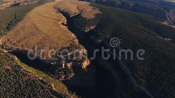 科罗拉多州梅萨维德国家公园Rimrock边上的普埃布洛美国太阳神庙的空中拍摄视频的预览图