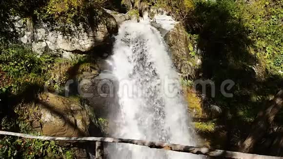 一条美丽的瀑布流过森林里的岩石带瀑布声音的视频视频的预览图