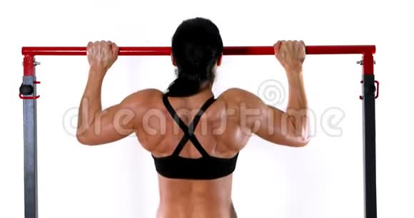 女性背部锻炼视频的预览图