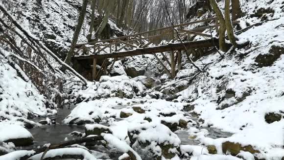冬天木桥穿过一条山河视频的预览图