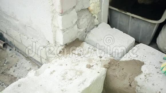 男人手在硅酸盐砌块上抹水泥砂浆视频的预览图