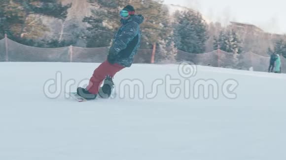 冬季滑雪板一个有现代假肢的人在雪山上滑冰视频的预览图