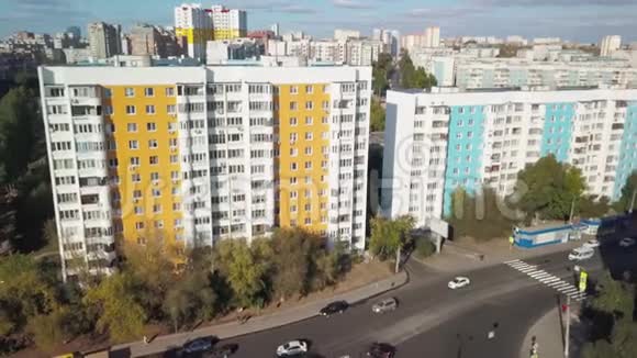 从鸟瞰现代城市景观高居住建筑和靠近广场的移动汽车视频的预览图