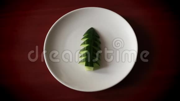 盘子上的圣诞树的形式的黄瓜视频的预览图