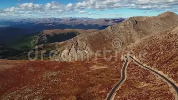 美国科罗拉多州埃文斯山高原上蜿蜒曲折的公路空中拍摄有山谷和山脉全景视频的预览图