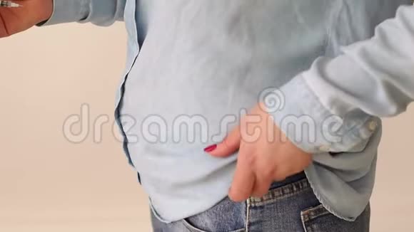一个女人的特写镜头在腹部的脂肪折叠处注射胰岛素视频的预览图