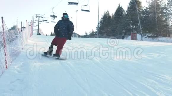 冬季滑雪板一个有现代假肢的人在山上滑冰视频的预览图